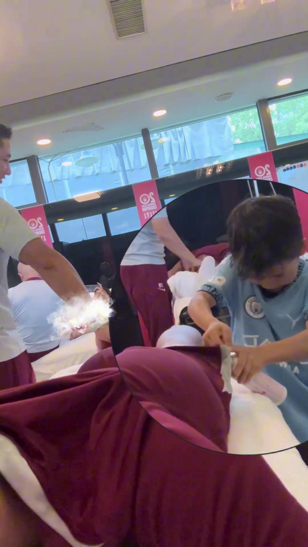 博主张琳芃的儿子是真心疼我防晒喷雾都差点往我嘴里喷了