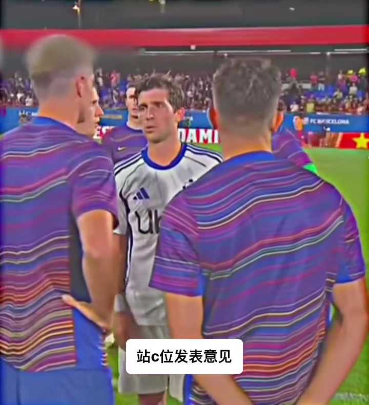 巴萨球员围着科莫的老友罗贝托闲聊罗贝托把最好的自己给了巴萨
