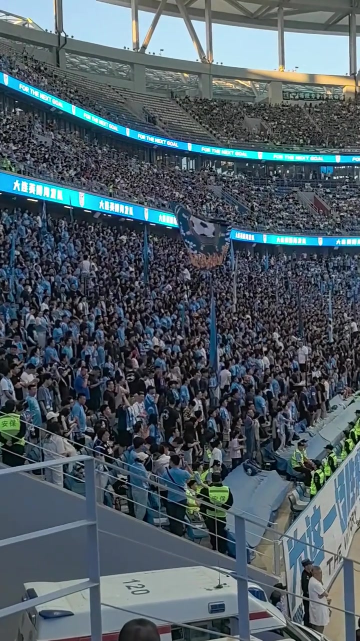 不愧魔鬼主场实拍梭鱼湾大连球迷气场强力压制远征国安球迷
