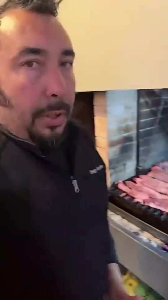 馋哭了大马丁社媒晒阿根廷队的厨房烤肉视频