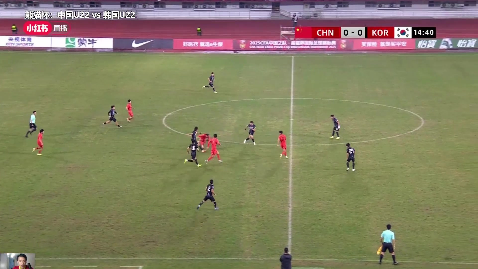 拜合拉木停球失误后一脚扫倒韩国球员