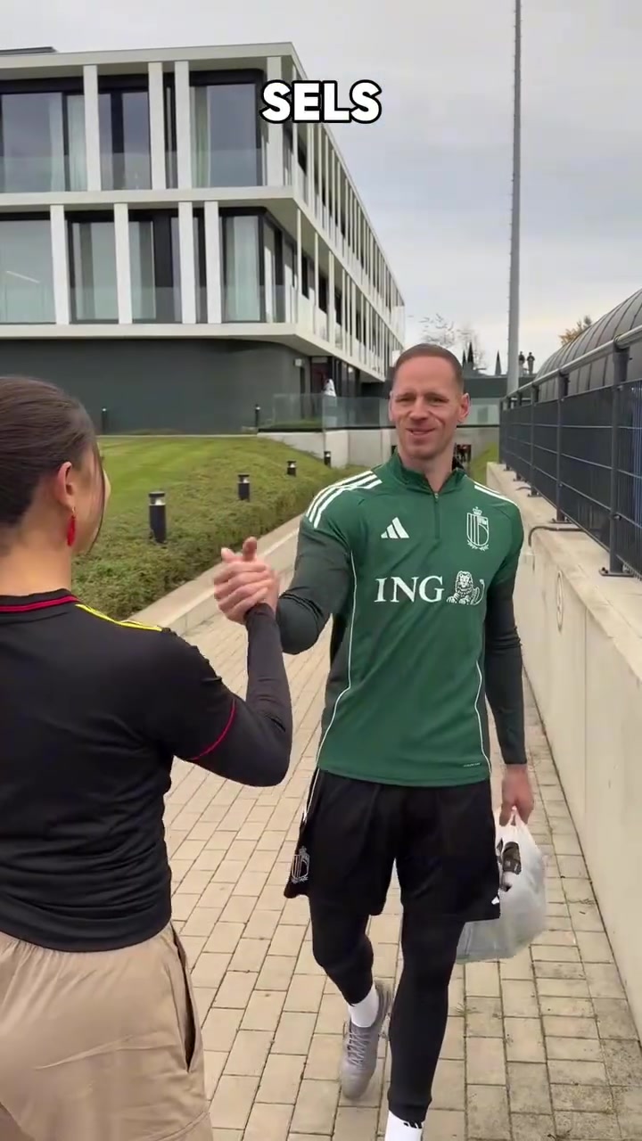 德布劳内绷不住了网红和比利时球员的击掌挑战