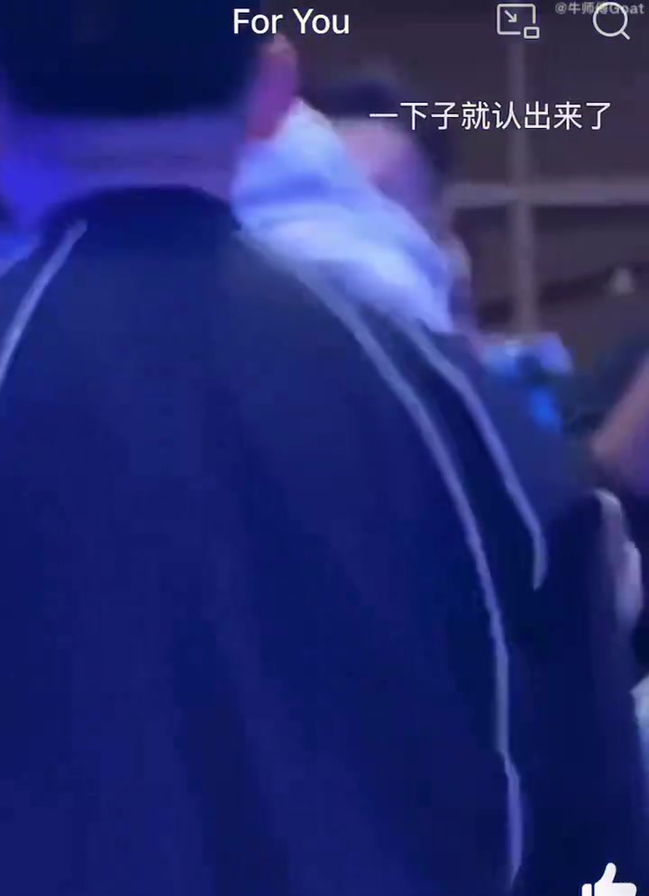 C罗看到前曼联队友董方卓时的反应️