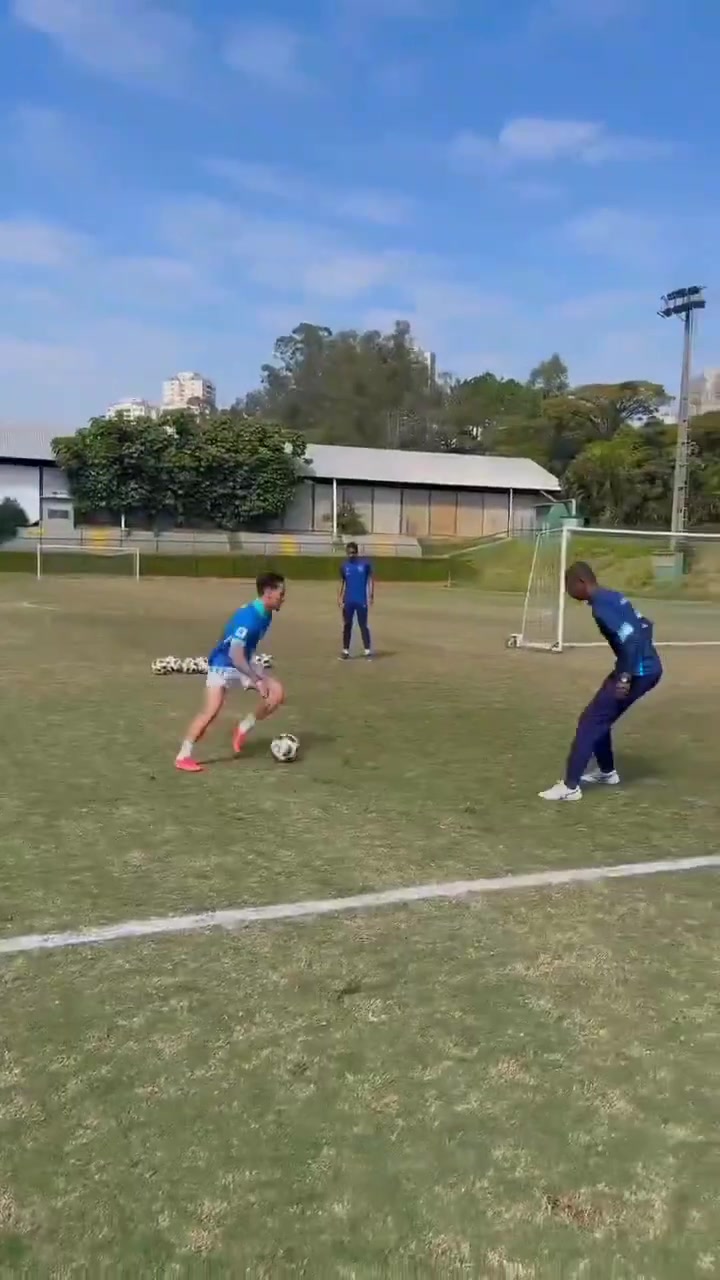 安东尼更新社媒自己留在巴西进行训练