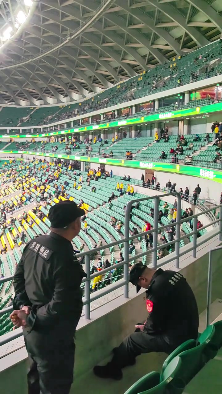 怒其不争实拍国安本场上座率惨淡