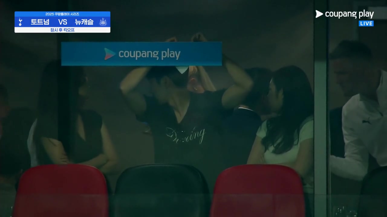 艳福不浅李刚仁观战孙兴慜告别战两名妹纸陪伴