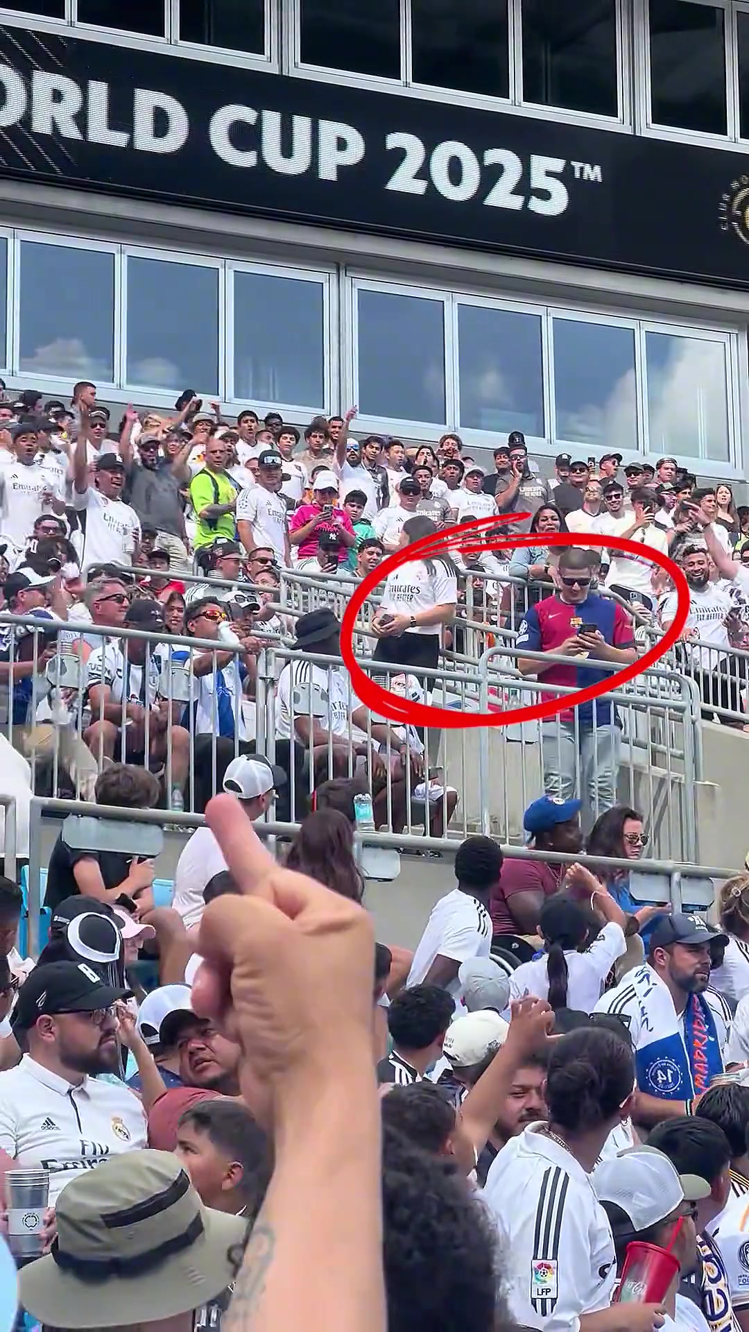 太勇了一巴萨球迷穿巴萨球衣现身皇马世俱杯看台被丢水瓶