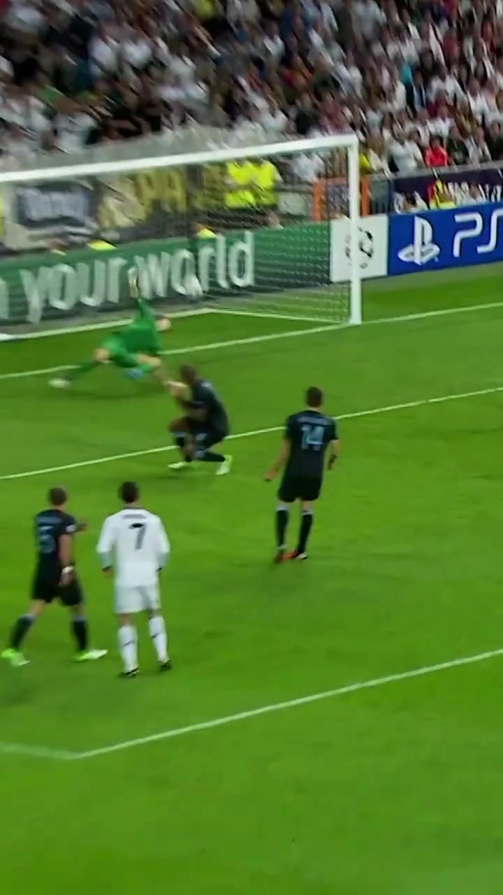 高速的旋转落地再弹地入网C罗这球进的真是神之一笔