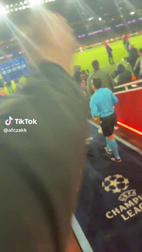 战胜拜仁后这位阿森纳球迷是最幸福的