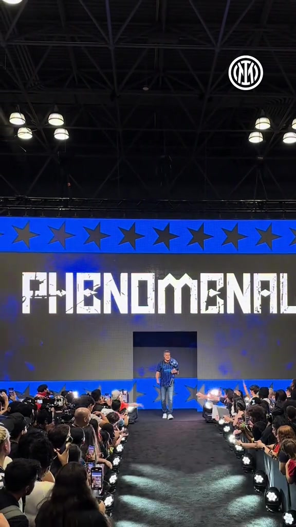 看看谁来了国米老门神扛着蓝黑金腰带走T台秀