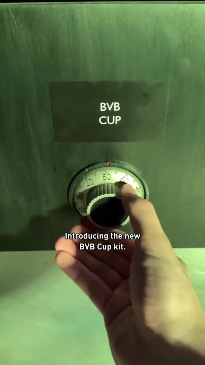 颜值最高的球衣之一多特25/26赛季欧冠德国杯球衣细节展示