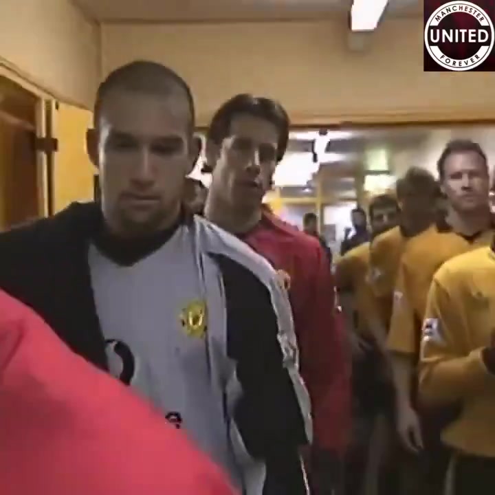 回想当年基恩没有等待裁判直接冲上球场全队也跟着冲上去