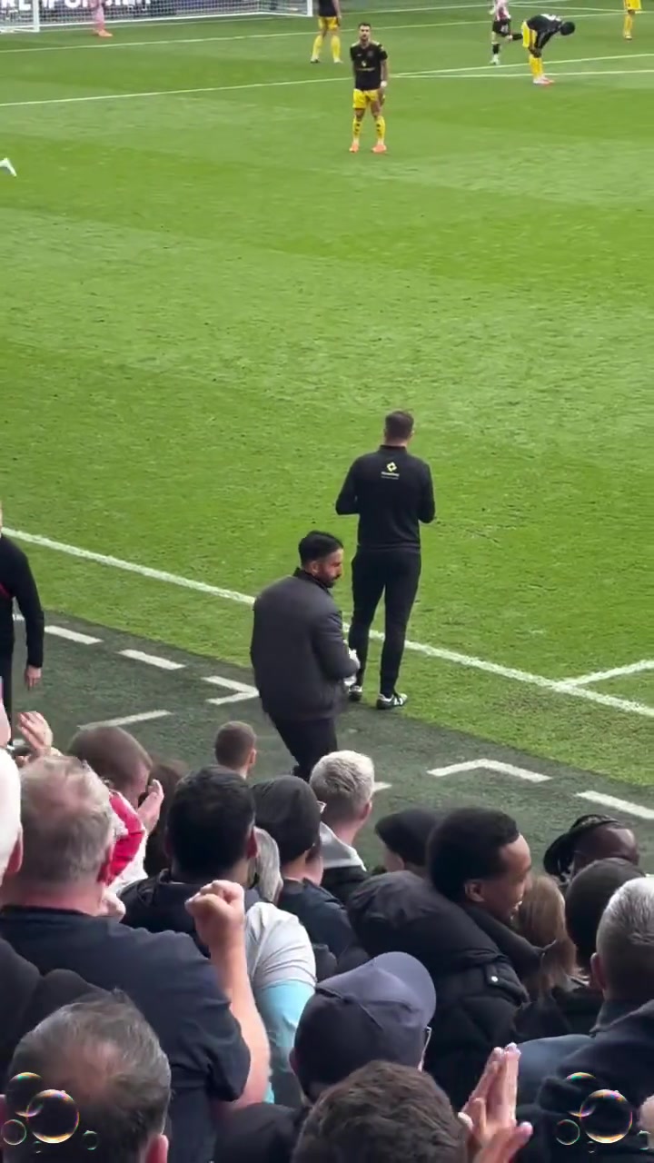 崩溃场边的阿莫林喝着水低着头这下真的身败名裂了