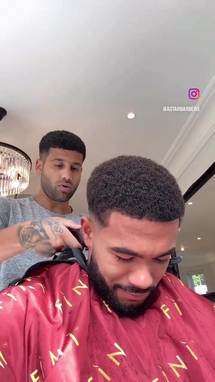 再拍就真的绷不住了看理发师操控乖巧的詹姆斯