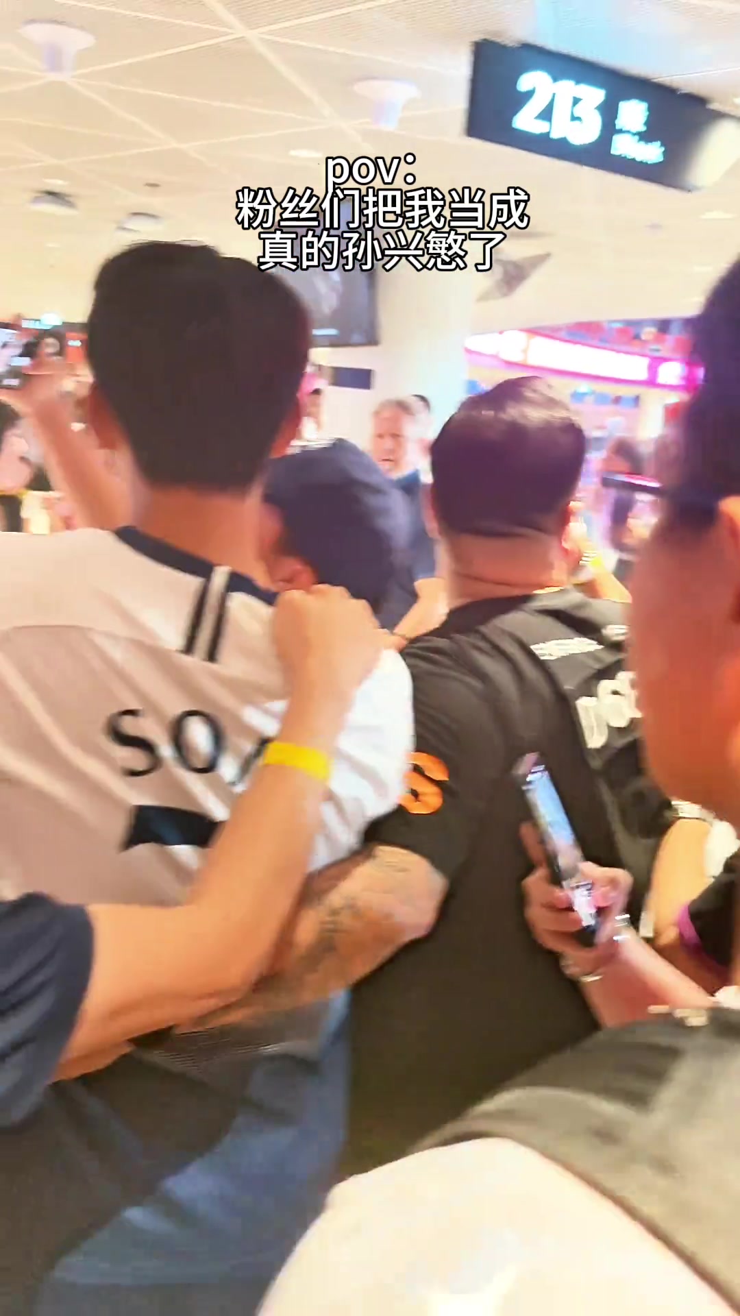 小伙去香港看热刺因酷似孙兴慜被球迷围着拍照