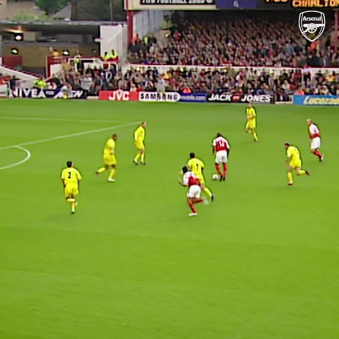 亨利经典名场面无视野预判脚后跟进球