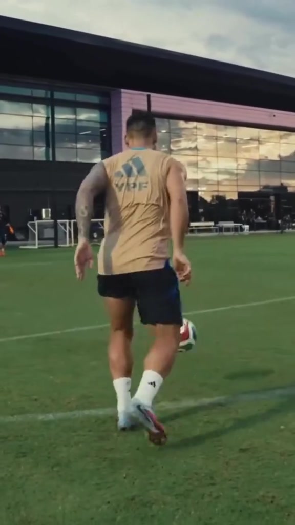 劳塔罗训练场秀射术网友调侃看来今天上场的又是马丁内斯