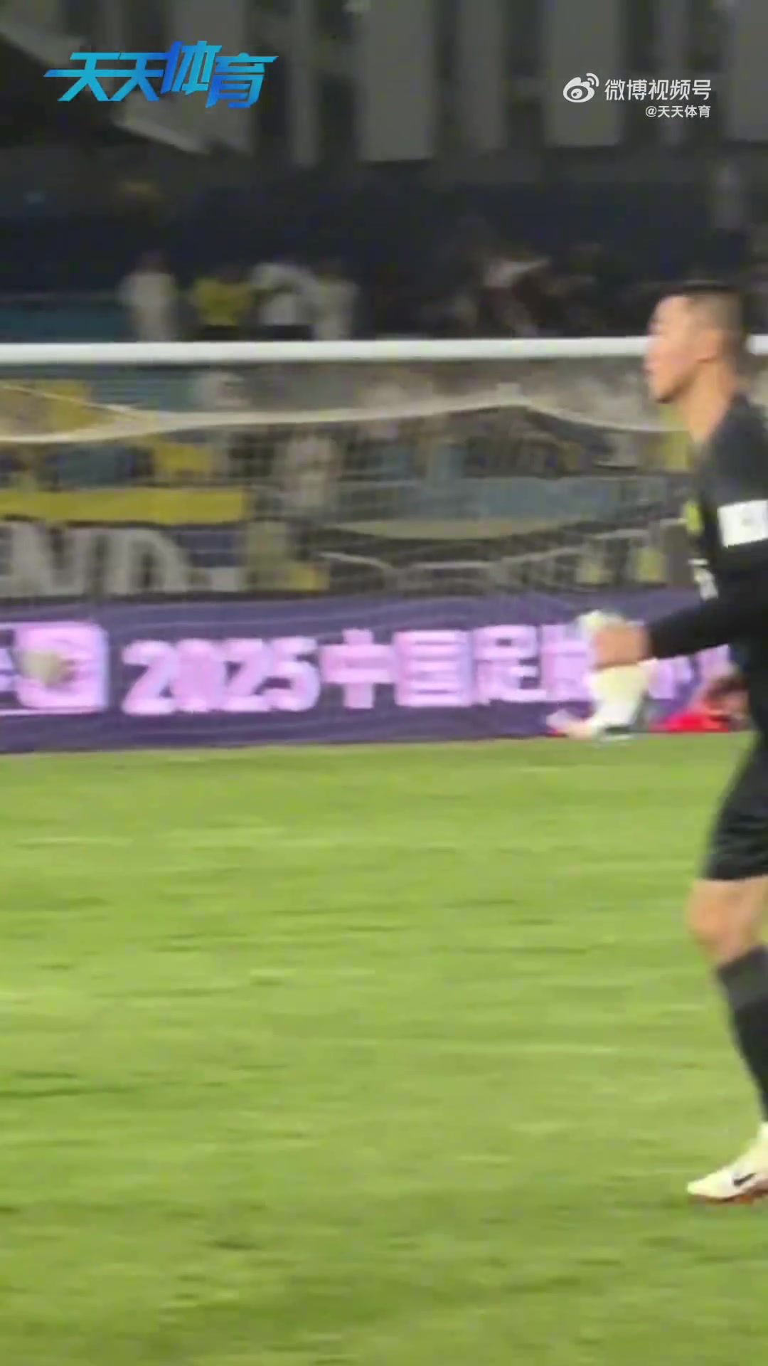 晚辈对前辈的尊敬赛后侯森拥抱邵佳一和老门将杨智