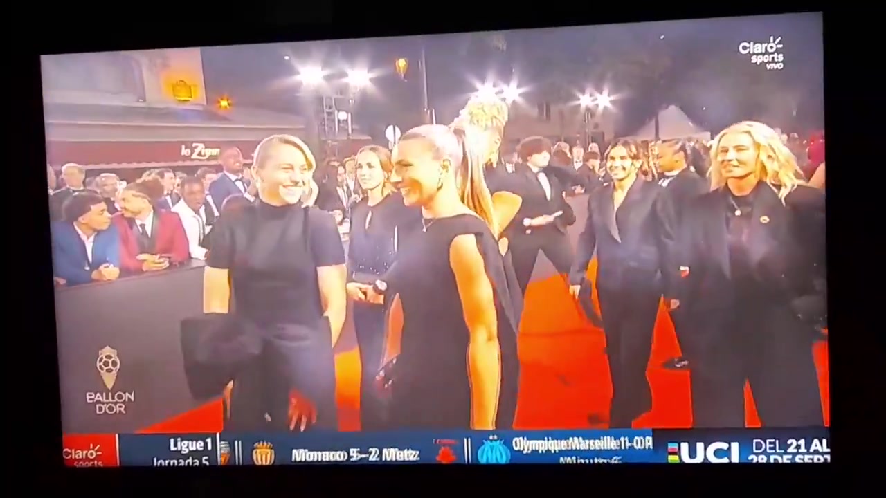 阿森纳女足球员走红毯时被绊了一下随后忍不住哈哈大笑