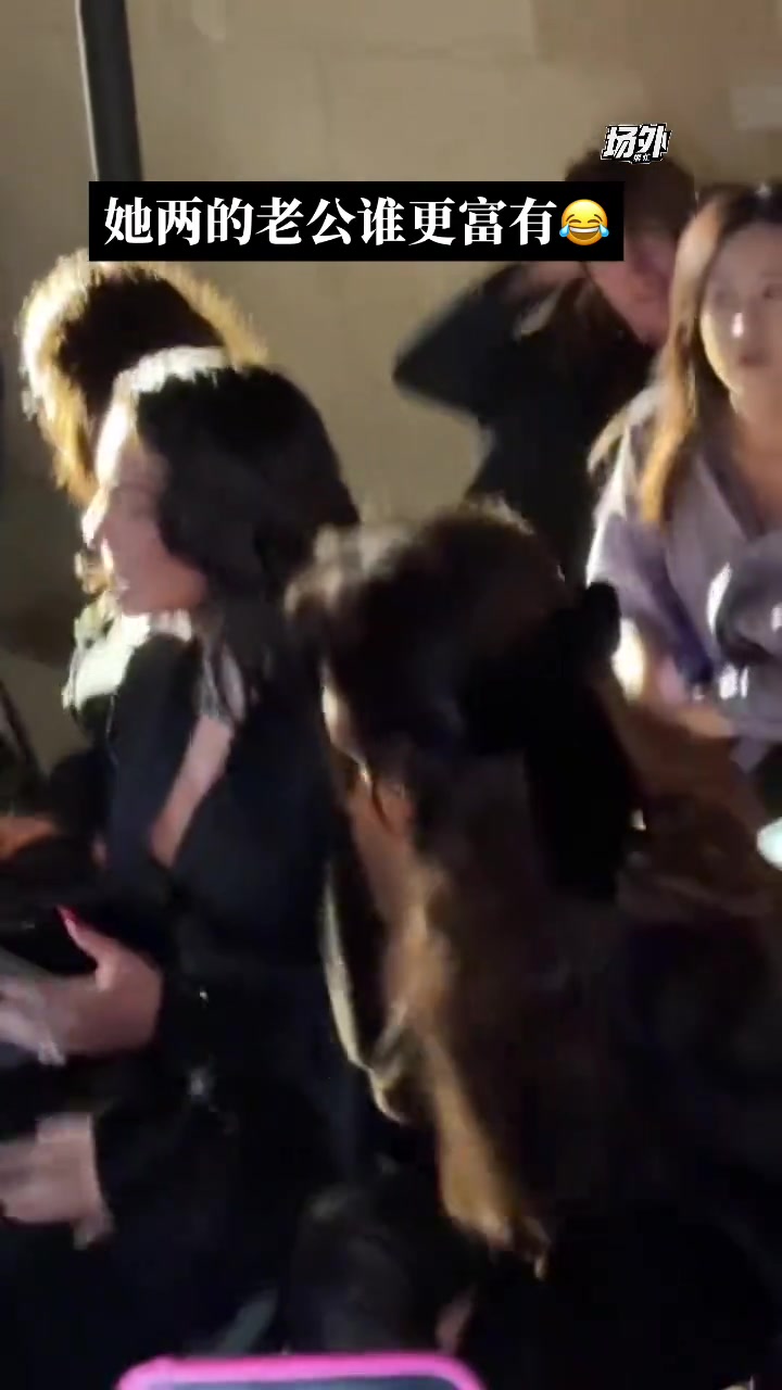 乔治娜一身黑色礼服参加晚宴旁边的是谁家小富婆呀