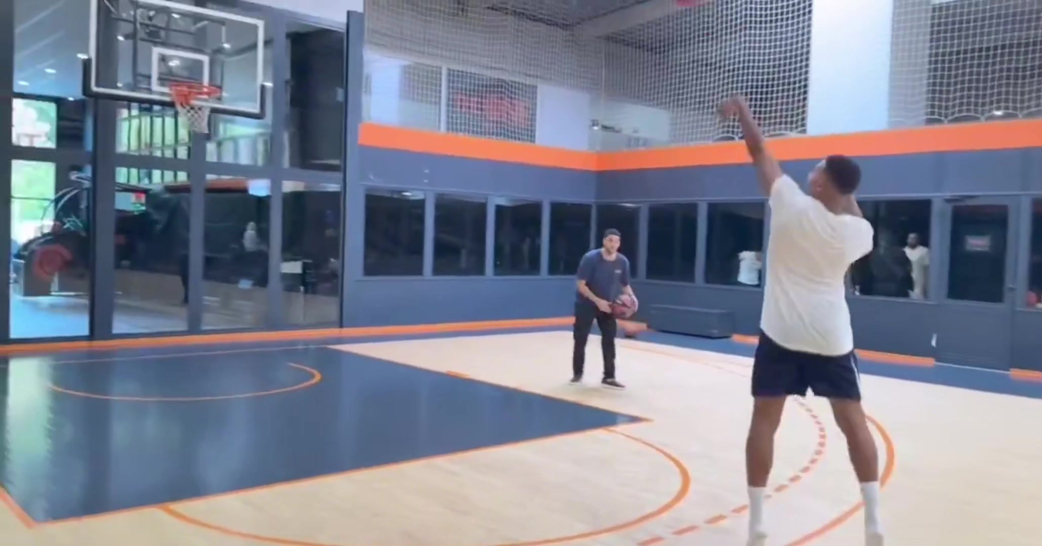 错失戴帽姆巴佩在篮球场练习投篮投三次3分进两球