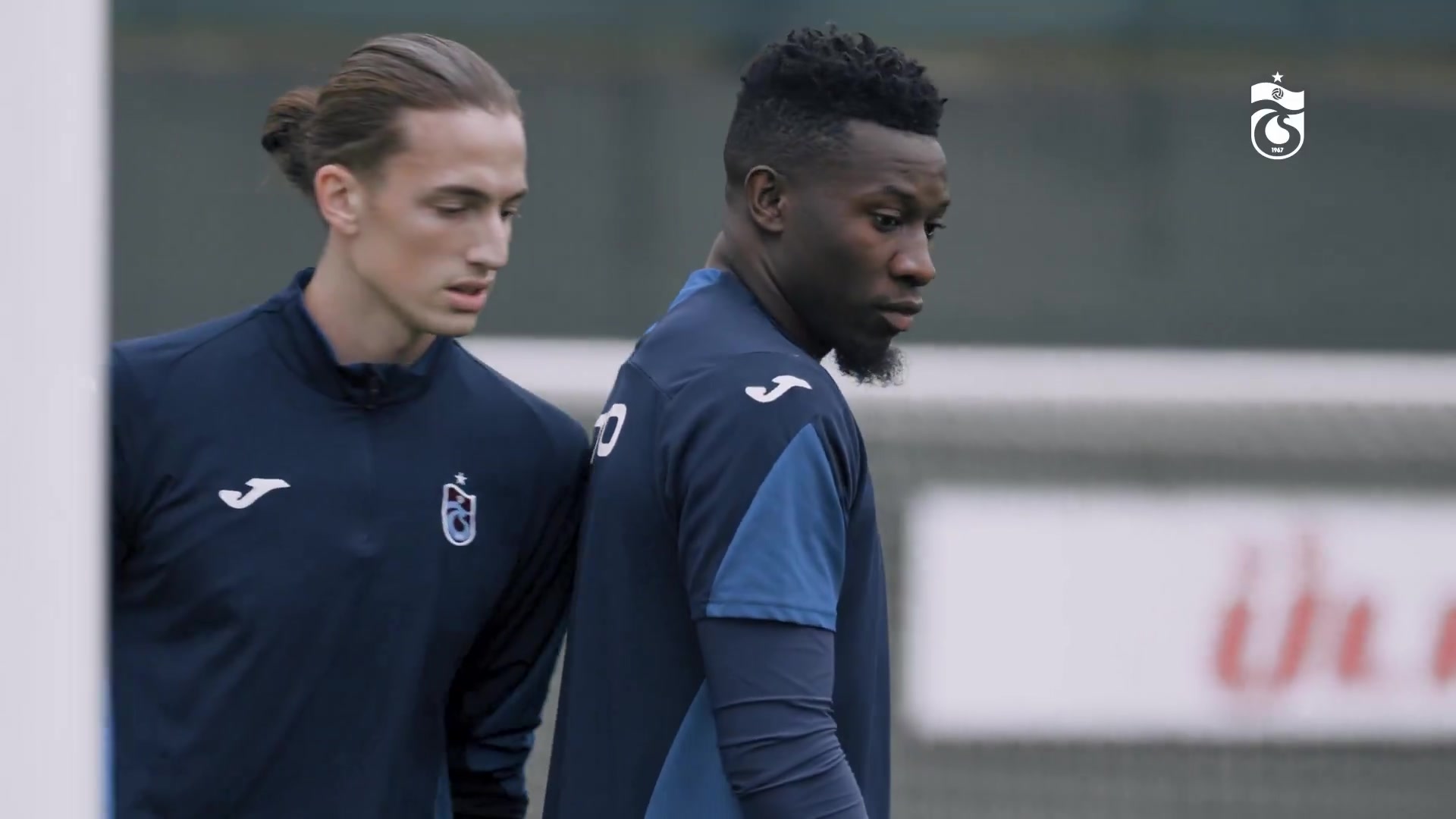 奥纳纳都能当教练给球员支招啦特拉布宗球员听得一愣一愣的