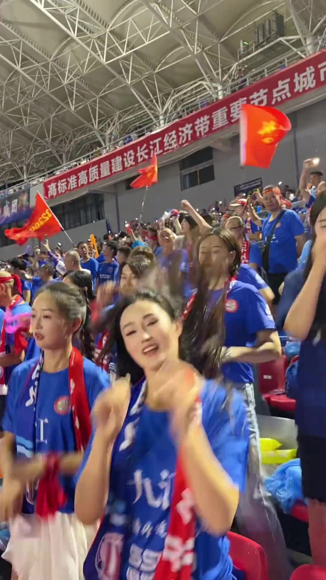 江西表妹赣超上的美女球迷跳舞助威