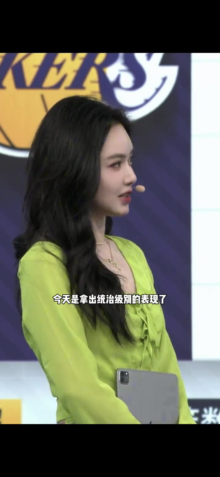 年迈的国王还在发力娜姐看到老詹那么厉害脸上的笑容都更多了