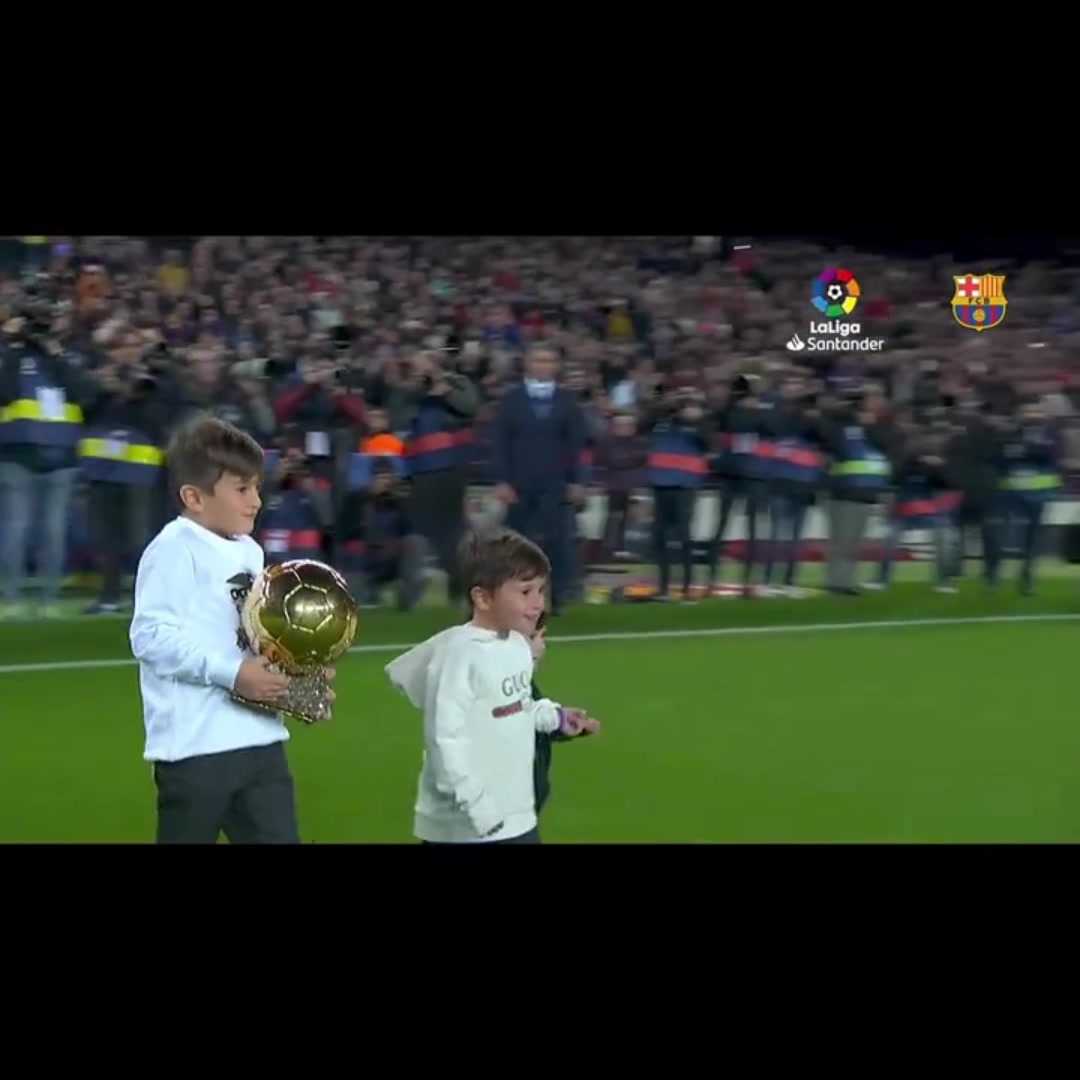 已经过去六年梅西在诺坎普展示第六个金球