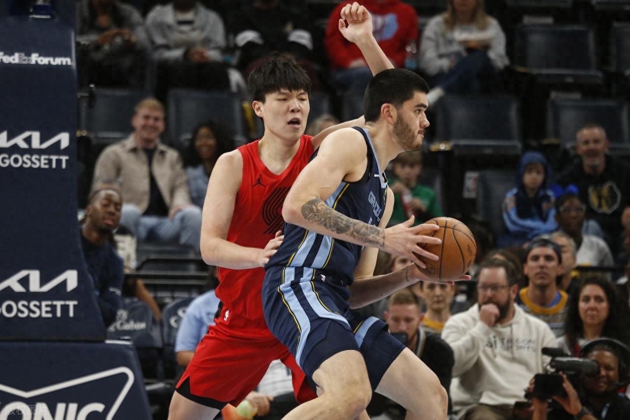 生涯首次首发!杨瀚森四节皆首发出战19分钟4+5+2 开拓者不敌灰熊